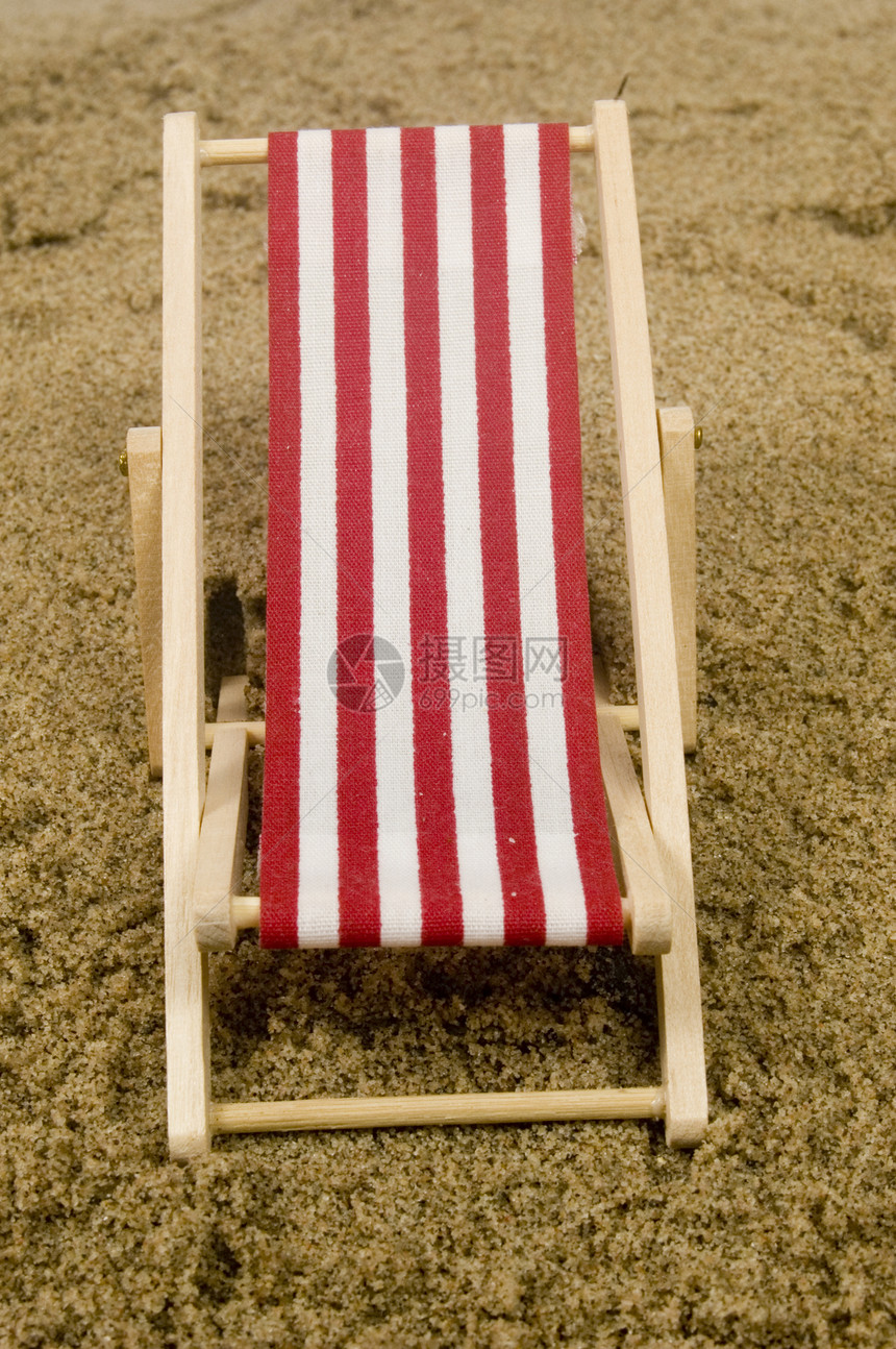 沙沙上红色沙滩椅图片