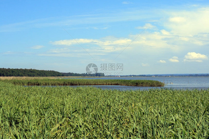 湖边的风景天空蓝色草地地平线场地水平荒野支撑绿色生态图片