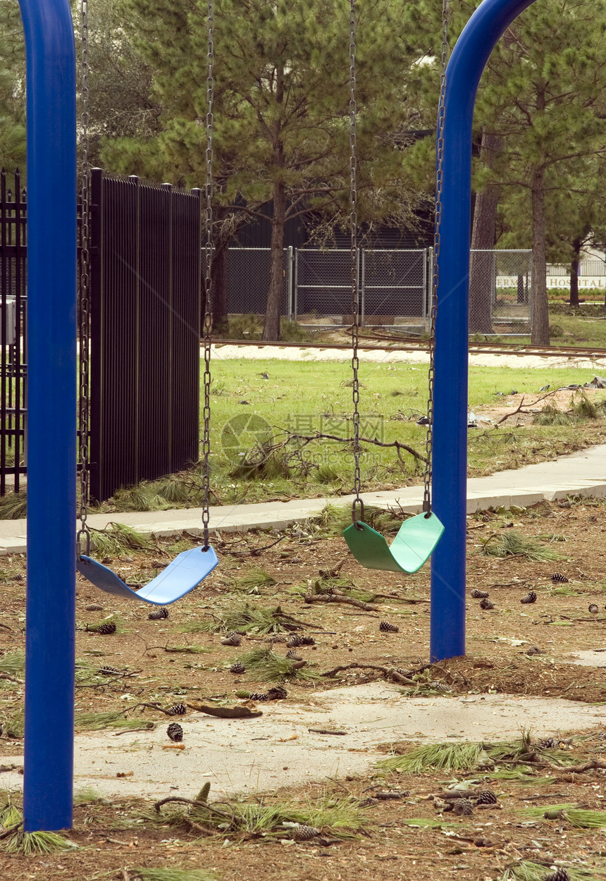 摇摆红色金属蓝色乐趣童年学校操场休会公园娱乐图片