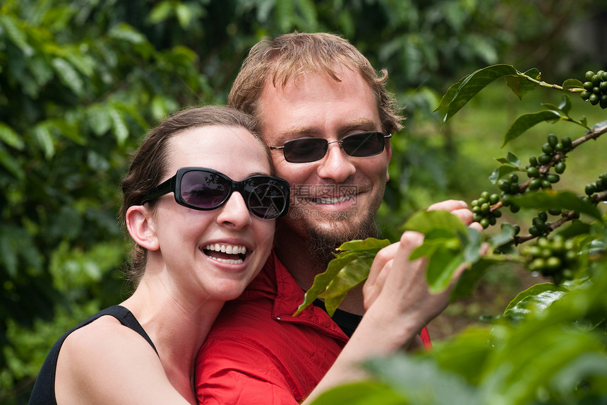 在哥斯达黎加咖啡种植园的美裔和欧洲情侣在哥斯达黎加森林丛林旅行妻子朋友探索成人咖啡崎岖农场图片
