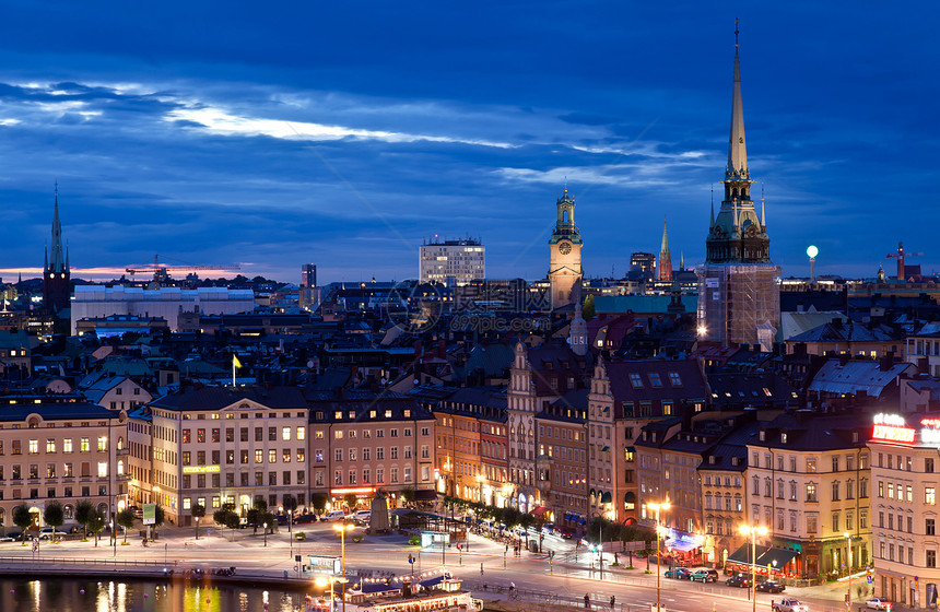 卡塔琳娜电梯顶端的斯德哥尔摩夜幕现场首都码头公园建筑天线蓝色窗户房子城市酒店图片