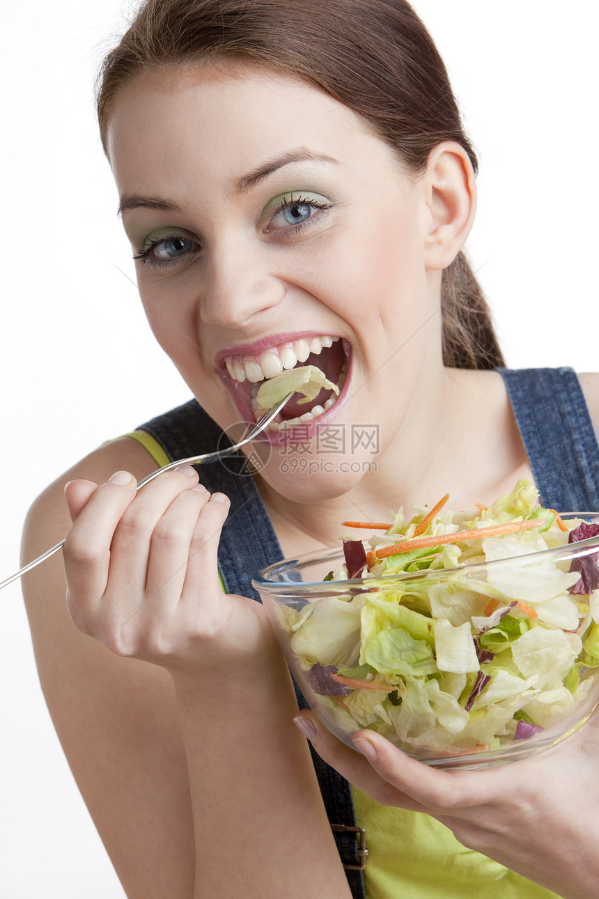 妇女吃沙拉情绪营养成年人微笑成人女性棕色黑发情感人像图片