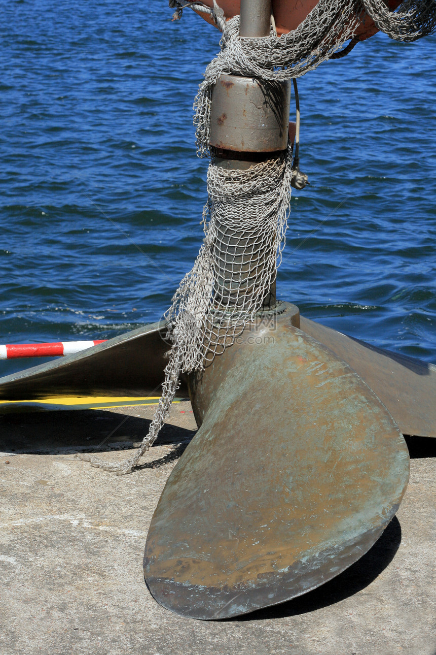 舰船螺旋桨倾覆在码头上图片