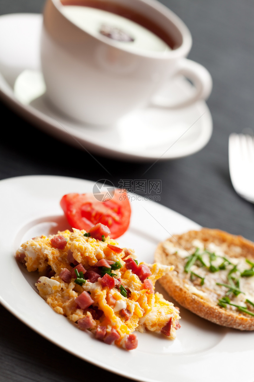 白盘上的炒鸡蛋和火腿立方体咖啡白色小吃服务耀斑食物早餐美味黑色猪肉图片