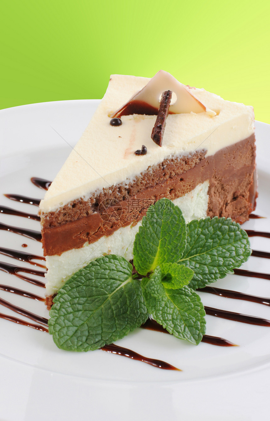 蛋糕巧克力小吃甜点盘子叶子美食糕点奶油绿色水平图片