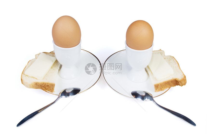 鸡蛋有面包和黄油 在白色背景上图片