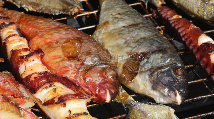 烧烤鱼木炭煤炭食物烘烤芳香海鲜美食食欲烧烤烹饪图片