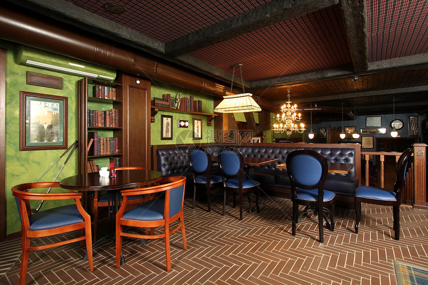 舒适的小桌子图书馆房间扶手椅木头椅子咖啡店地面棕色娱乐餐厅图片