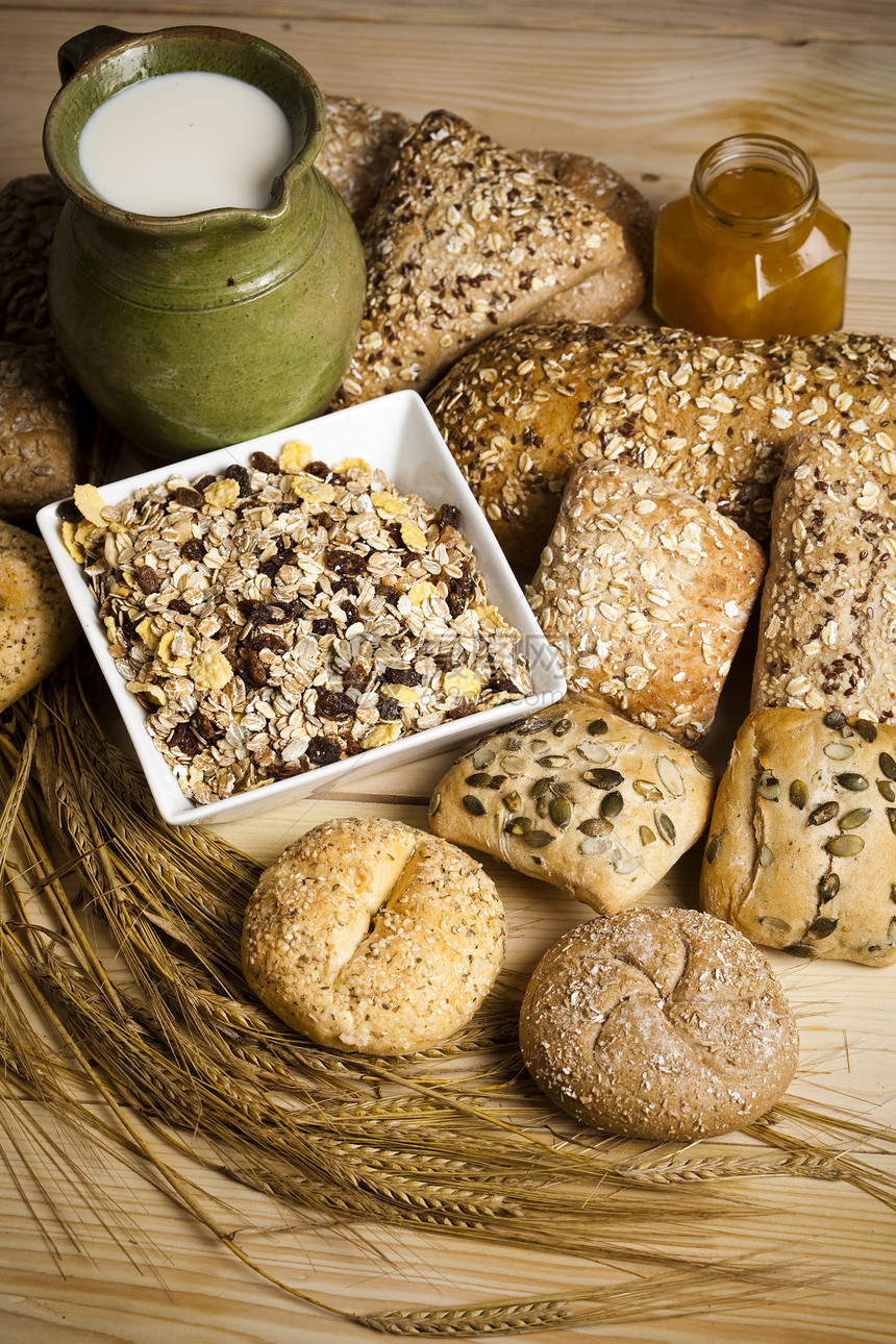 各种全麦面包味道植物面团粮食谷物烘烤熟食耳朵大麦早餐图片
