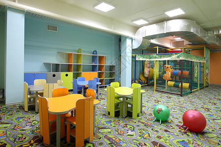 儿童游戏场景儿童房间场景黄褐色灯光家具游戏装潢绿色童年地面墙纸背景