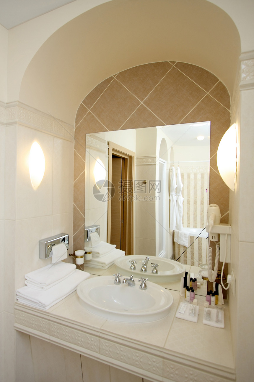 洗浴室奢华风格优雅蓝色套房浴缸金属灯光公寓房子图片