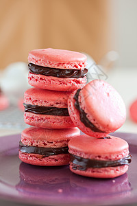 巧克力填满的马卡松粉色甜点小吃饼干背景图片