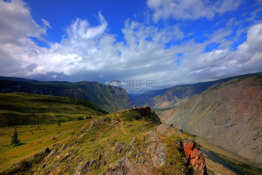 阿尔泰山脉 美丽的高地景观 俄罗斯 西伯利亚旅行山腰森林天空高山荒野林地地形蓝色木头图片