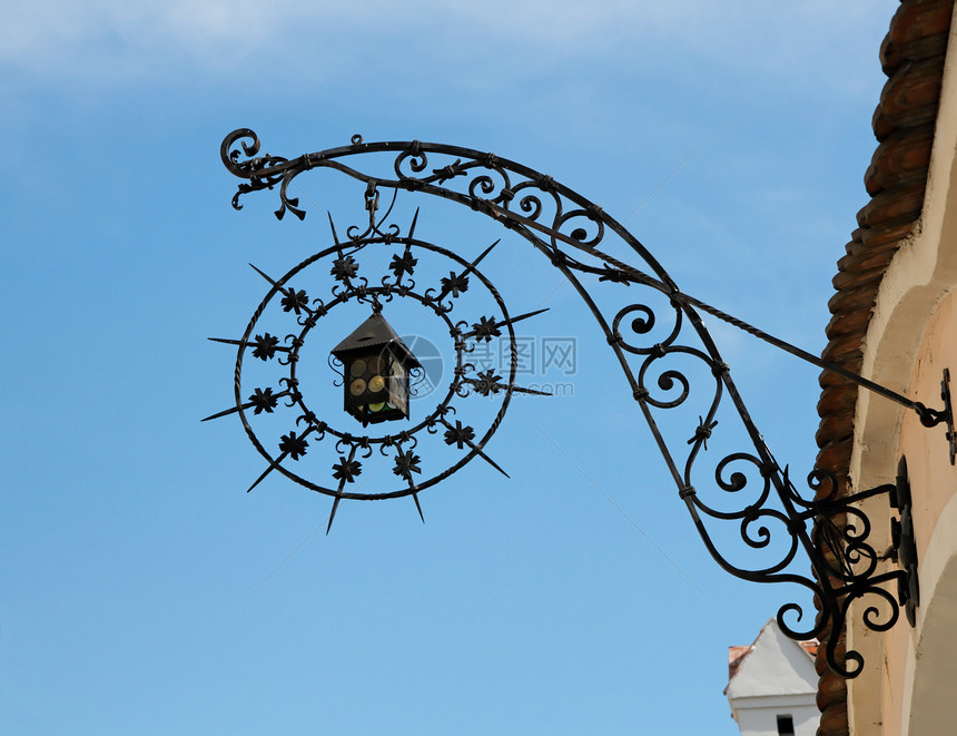 中世纪制造铁店标志 以灯笼和星光的形状 在天上反响图片