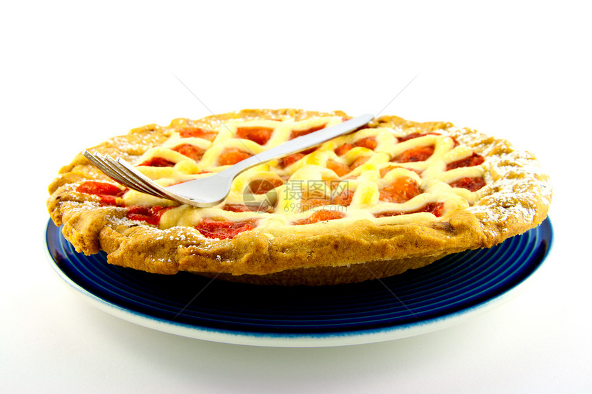 苹果和带叉子的草莓派甜点蓝色馅饼野餐白色脆皮水果红色大黄盘子图片