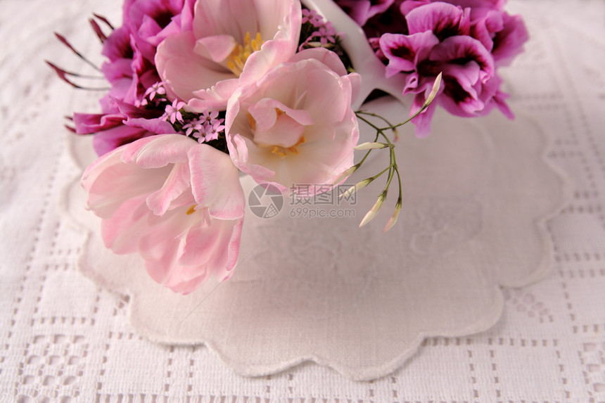 紫花和粉红花婚礼花瓣白色粉色郁金香织物紫色床单水平图片