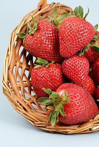 草莓篮子红色蓝色食物营养水果饮食背景图片