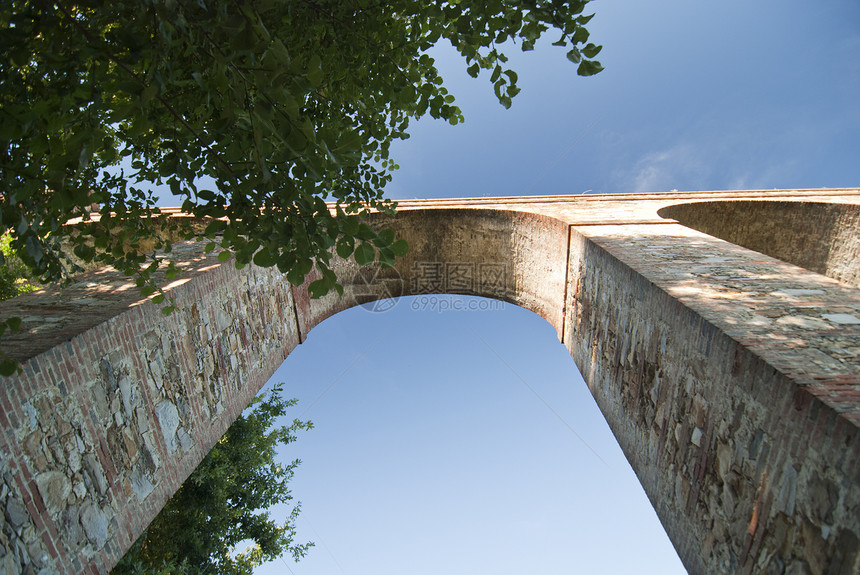 意大利卢卡古老水渠纪念碑建筑学渡槽游客旅行场地艺术房子柱子国家图片
