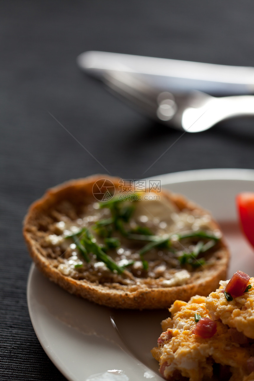 白盘上的炒鸡蛋和火腿立方体耀斑美味小吃猪肉盘子杯子黑色黄色服务早餐图片