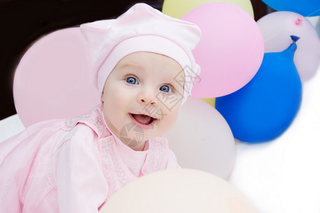 穿粉红衣服 带气球的宝贝女孩儿童沉思孩子反射粉色玫瑰微笑婴儿思考金发女郎背景图片