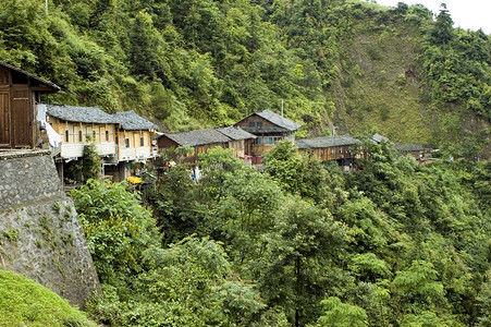 吉林附近的中国村丘陵小屋房子房屋绿色村民乡村木头森林山脉图片