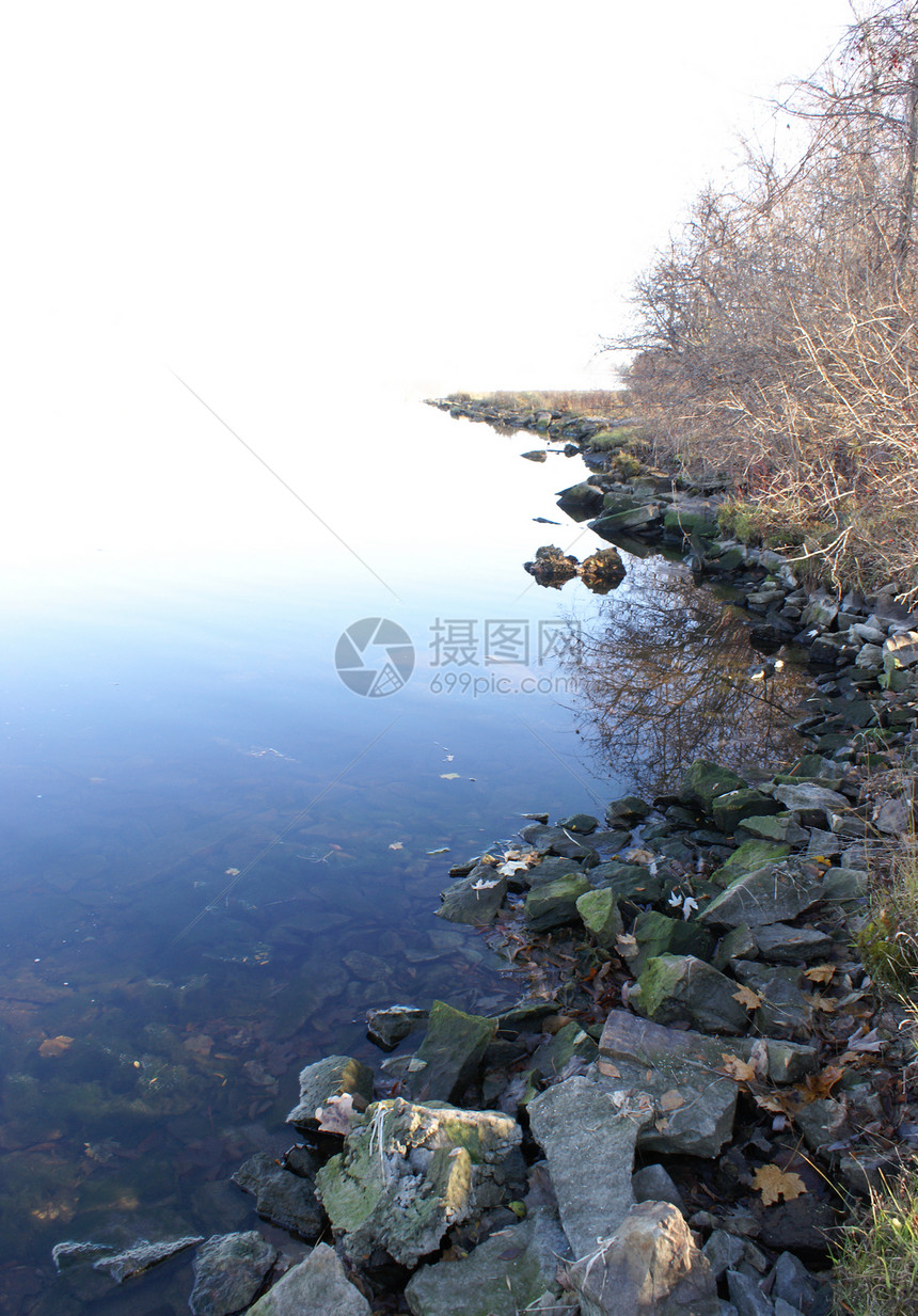 沿海岸线开放蓝色空间岩石过渡支撑边缘季节图片