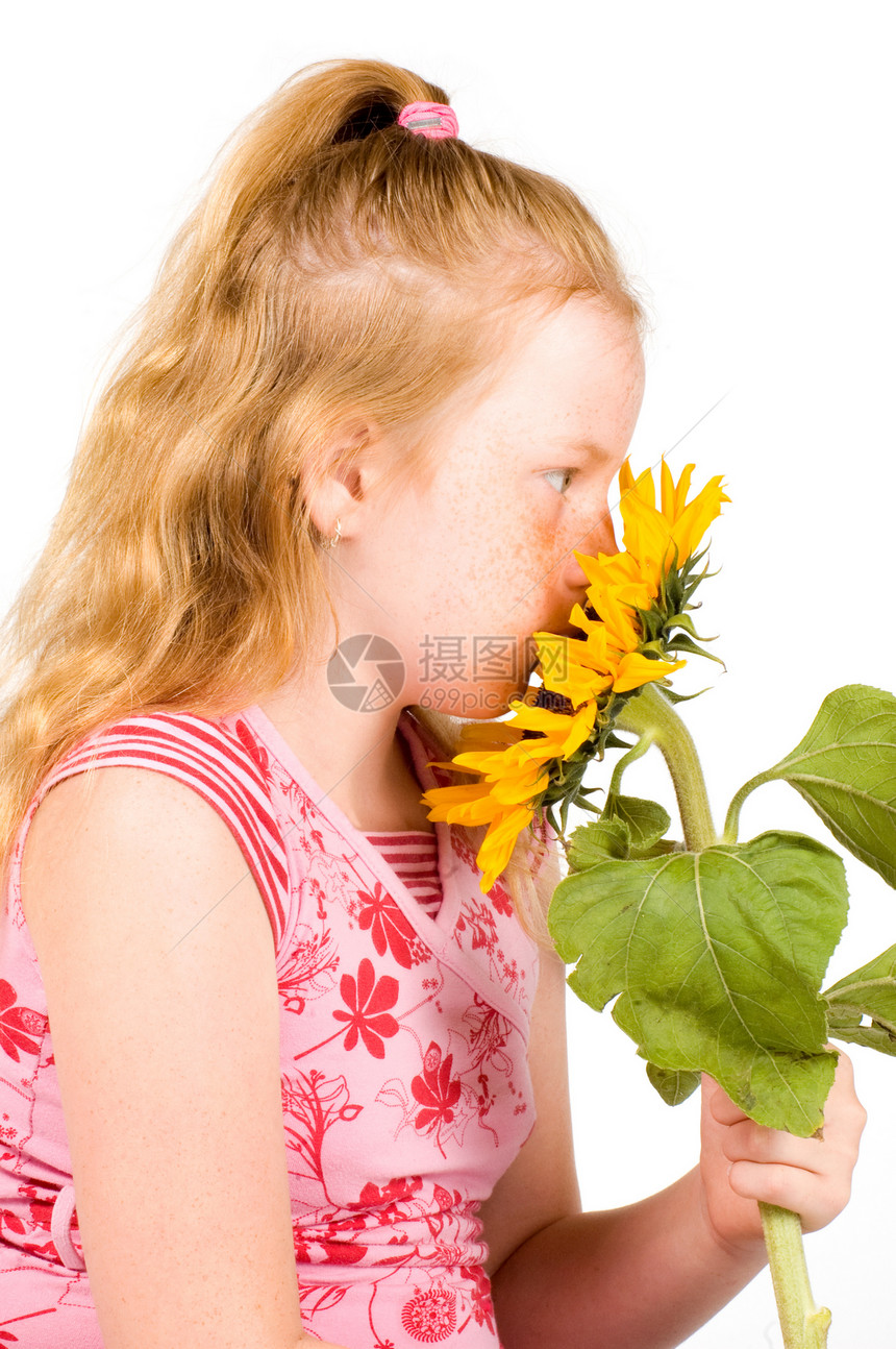 女孩闻着向日葵的气味图片