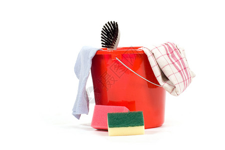 红色红桶 有清洁工具 在白色上隔离刷子海绵烘干菜肴打扫毛巾灰色家庭洗碗洗涤背景图片