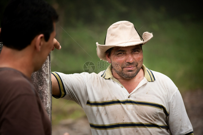 哥斯达黎加的男男子英俊的牧场手朋友崎岖牧童工人牧场主森林主义微笑大男子栅栏图片