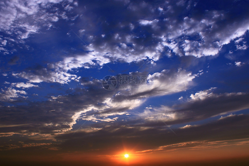 色彩多彩的天空日落云景戏剧性晴天场景橙子蓝色太阳阳光风景图片