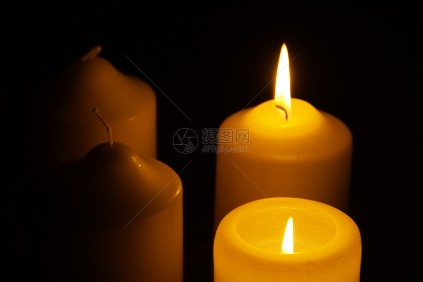 四根蜡烛点燃水平烛光火焰图片
