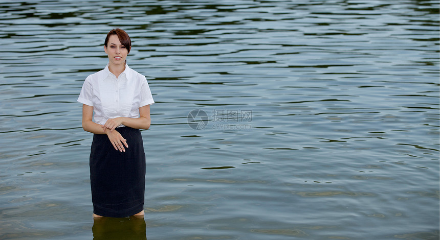 站在湖中商业女商务人士的肖像图片