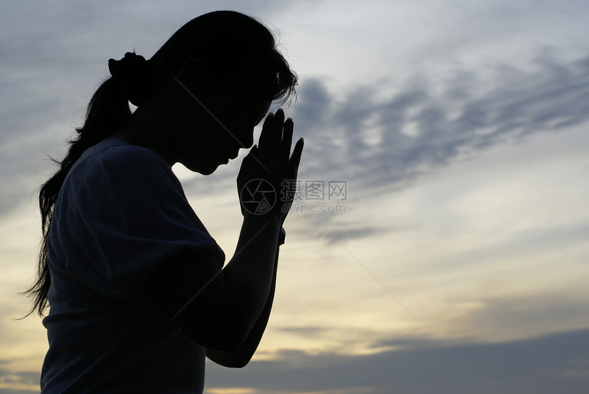 女人祈祷的轮光图片