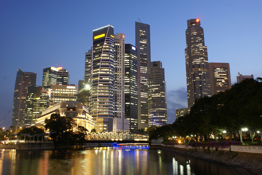 晚上新加坡商业区在河上进行反光思考城市化城市风景摩天大楼反思图片