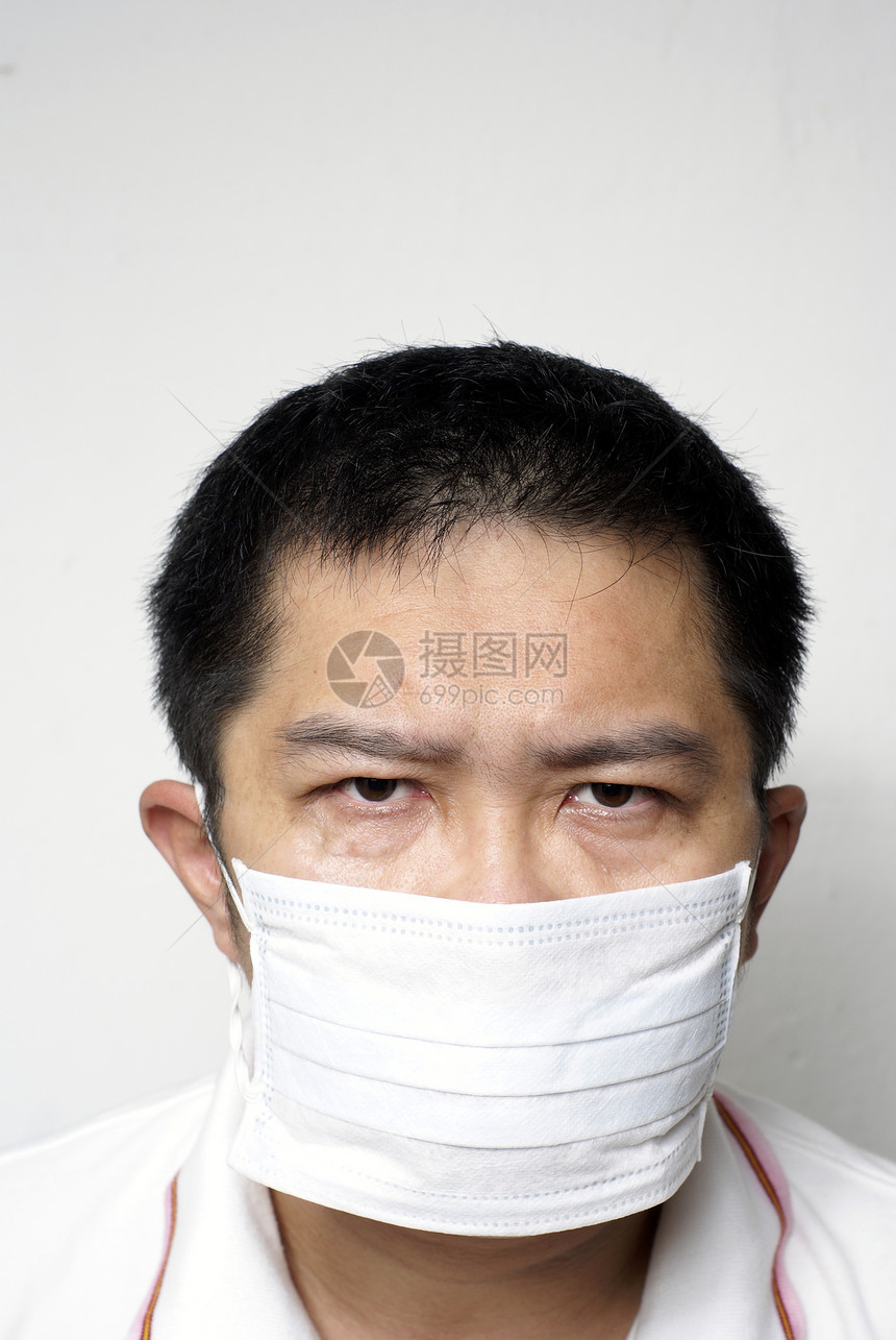 身着医疗面具肖像镜片的严重的亚洲人图片