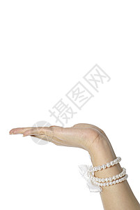 手戴珍珠 棕榈在白底 奢侈品份上的女子之手首饰白色女性化奢华背景图片
