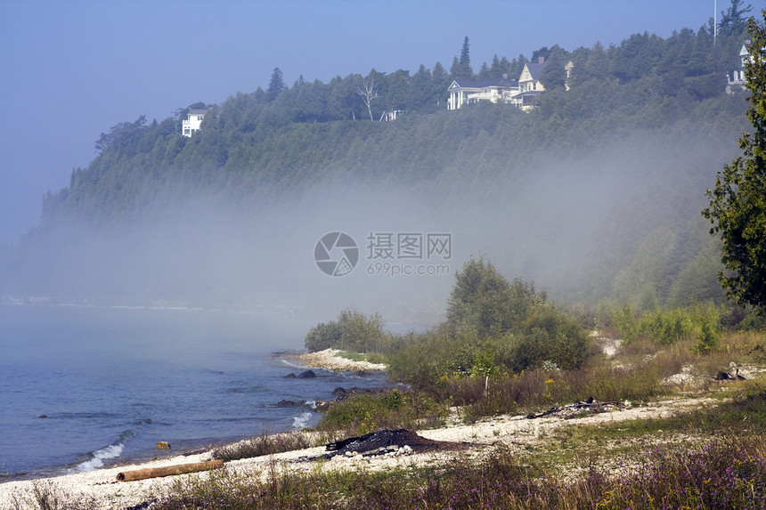 夏天早晨在湖边图片