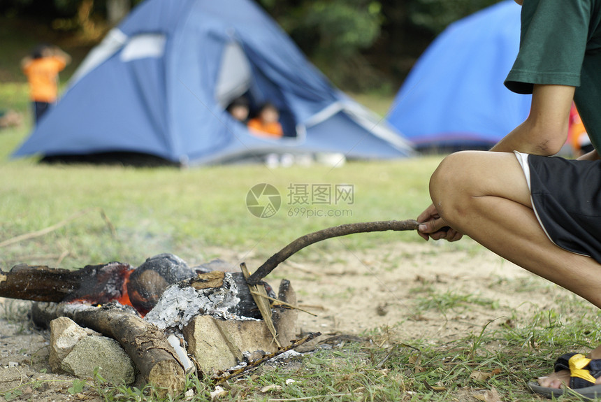 露营地的篝火和露营者图片