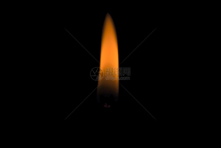 黑色背景上的单一火焰图片