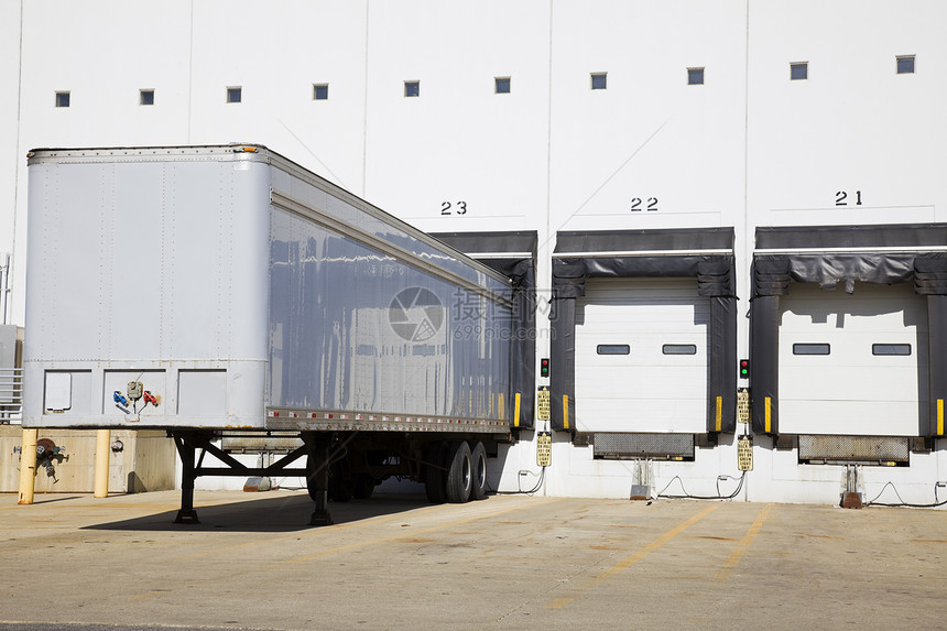 装船码头驾驶汽车商业交通运输安全加载白色卡车货物图片