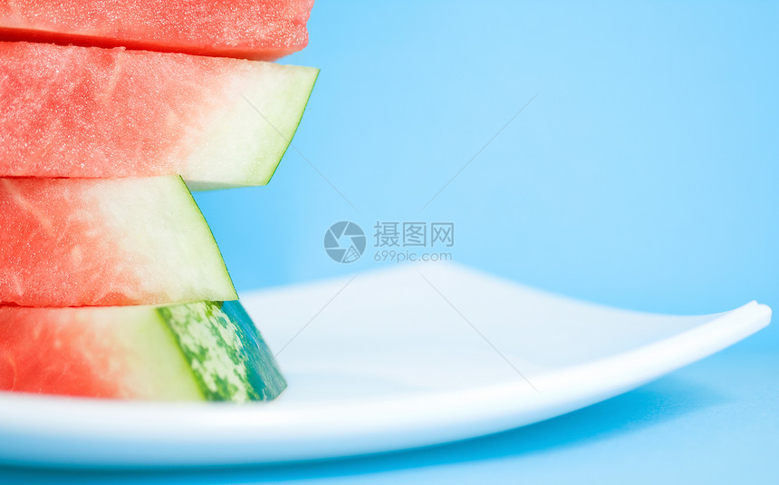 新鲜的西瓜片绿色红色小吃水果盘子太阳食物种子西瓜宏观图片