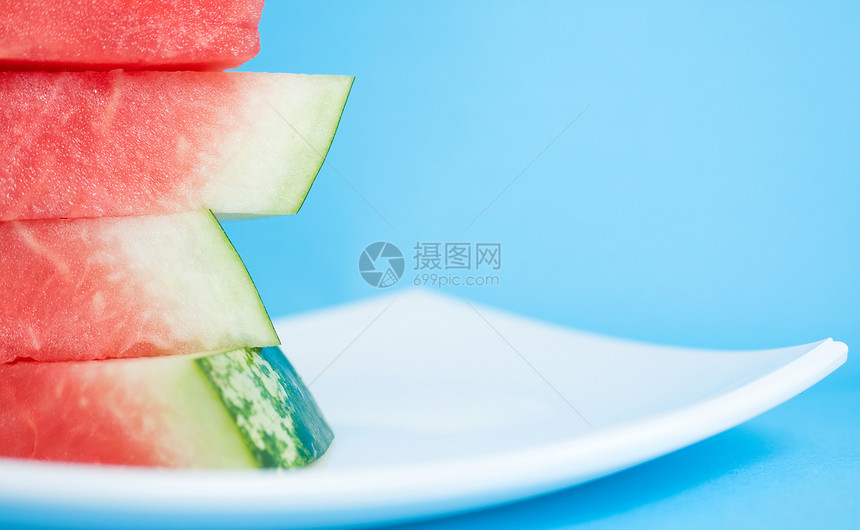 新鲜的西瓜片小吃太阳绿色盘子红色团体食物倾斜水果种子图片
