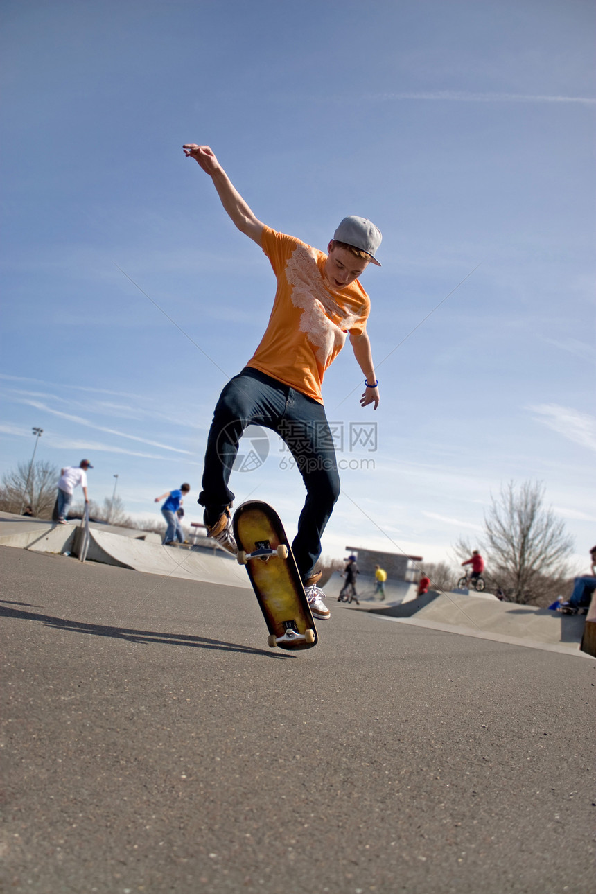 滑板诡计棕褐色跳跃文化空气飞行伙计技巧溜冰者特技滑冰图片