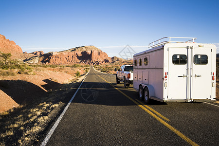 运输马匹天空卡车旅游白色风景岩石公路高清图片
