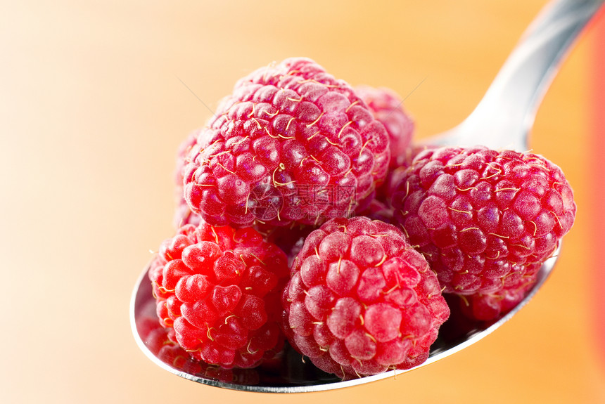银勺子上的草莓宏观圆形覆盆子食物季节水果红色甜点饮食图片