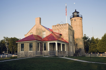 老麦基诺点灯塔Mackinac点灯塔建筑学历史地标国家月亮背景