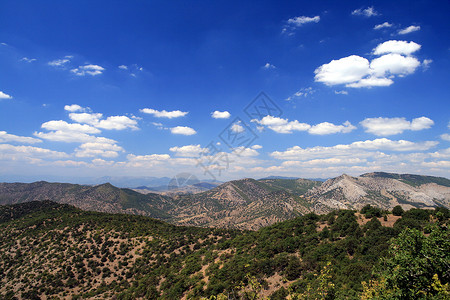 轻轻地夏季风景晴天远景石头牧歌阳光空气蓝色绿色种子天空背景