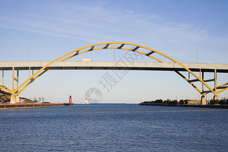 弗里韦湖上的桥梁高清图片