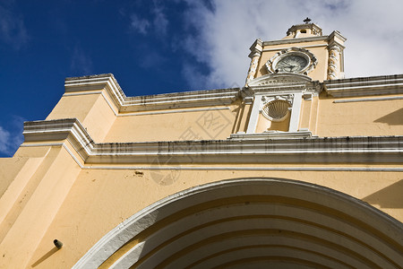 圣卡塔利娜拱门黄色窗户柱子殖民建筑学教会天空背景