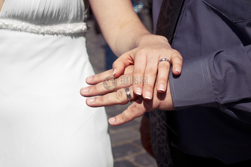 结婚戒指阳光套装宏观男人裙子庆典美甲誓言男性奉献图片